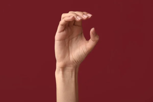 Female hand showing letter C on color background — Stock Photo, Image