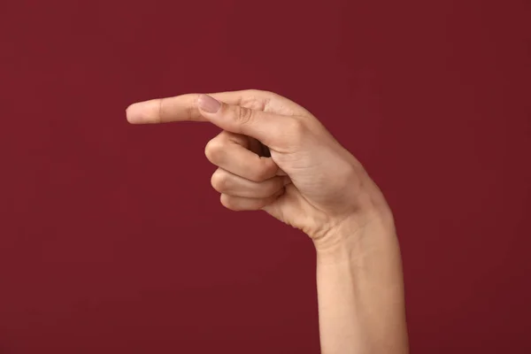 色の背景に文字Gを示す女性の手 — ストック写真