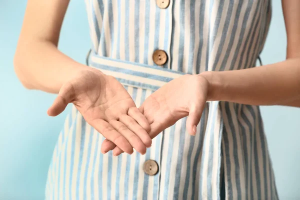 Vrouw tonen gebaar op lichte achtergrond, close-up — Stockfoto