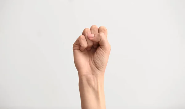 Mão feminina mostrando a letra S no fundo claro — Fotografia de Stock