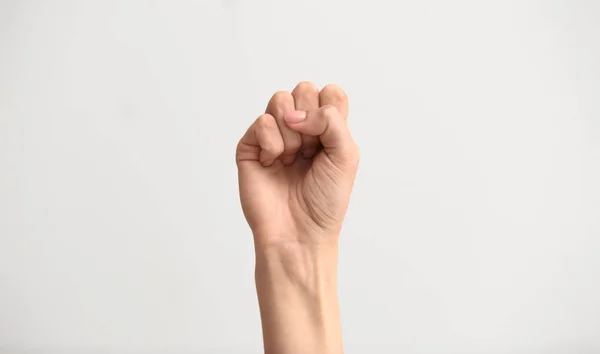 Weibliche Hand zeigt Buchstaben s auf hellem Hintergrund — Stockfoto