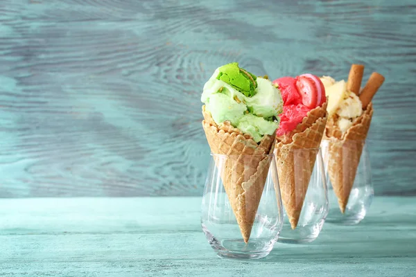 Berbagai macam es krim lezat di atas meja kayu — Stok Foto