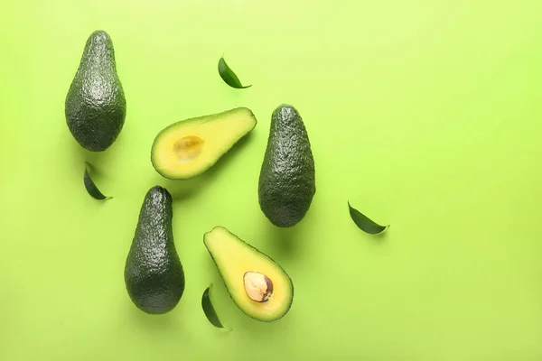 Verse avocado op kleur achtergrond — Stockfoto