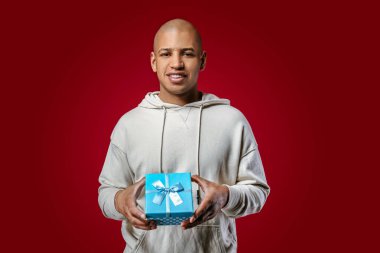 Renkli arka plan hediye ile Yakışıklı Afrikalı-Amerikalı adam