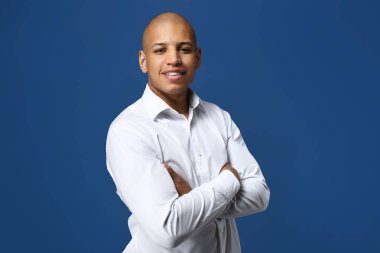 Renkli arka planda yakışıklı Afrikalı-Amerikalı adam