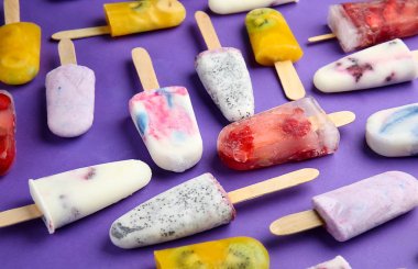 Renk arka planda farklı meyve dondurma