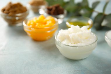 Masada farklı vücut scrubs ile Kaseler