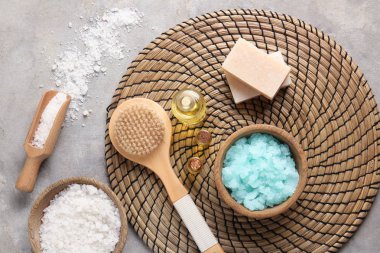 Gri masa üzerinde vücut fırçası ile kompozisyon