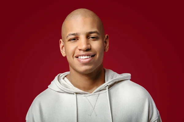 Handsome African-American man on color background — Stock Photo, Image