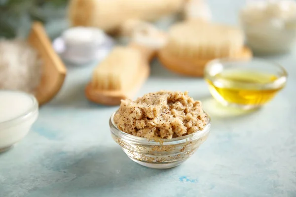 Bowl with body scrub on color background — Stock Photo, Image