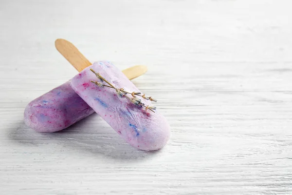 Beyaz ahşap arka plan üzerinde lezzetli lavanta dondurma — Stok fotoğraf
