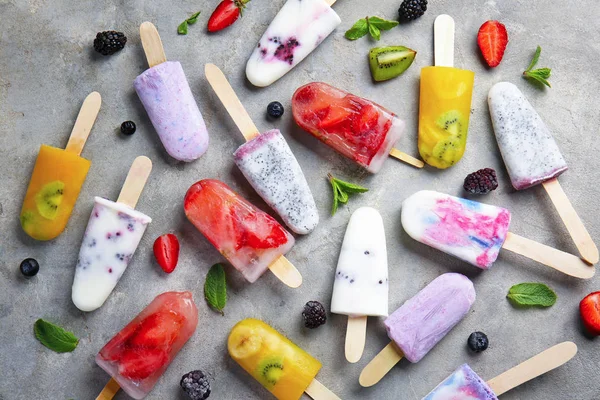 Gri arka planda farklı meyvedondurma