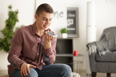 Genç çocuk odasında cep telefonu ile. Modern teknoloji ve akıllı ev otomasyon