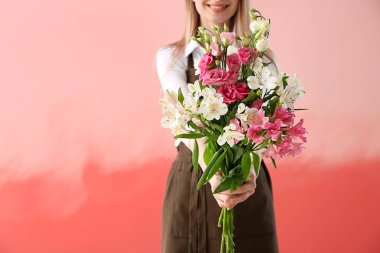 Renkli buketli genç bayan çiçekçi.