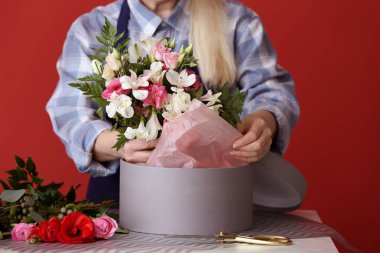 Masada güzel buket ve hediye kutusu ile Çiçekçi, closeup