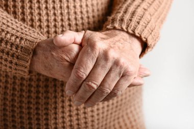 Kıdemli adamın elleri, yakın çekim