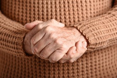 Kıdemli adamın elleri, yakın çekim