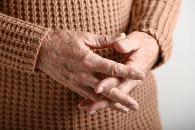 Kıdemli adamın elleri, yakın çekim