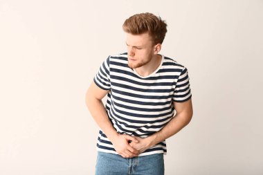 Beyaz arka planda ürolojik hastalığı olan adam