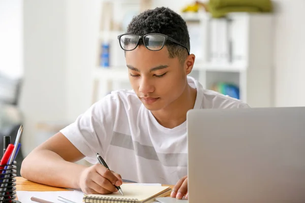 Adolescente afroamericano haciendo tarea — Foto de Stock