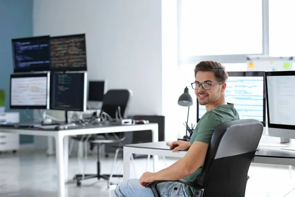 Retrato del programador masculino en la oficina — Foto de Stock