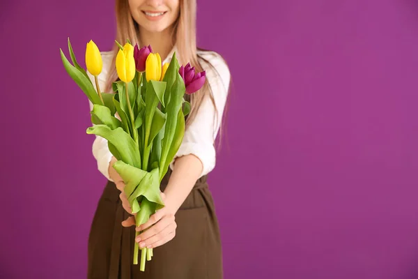 Jovem florista feminina com buquê sobre fundo de cor — Fotografia de Stock