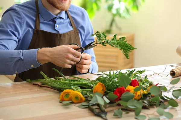 Young florist working in shop — Stock Photo, Image