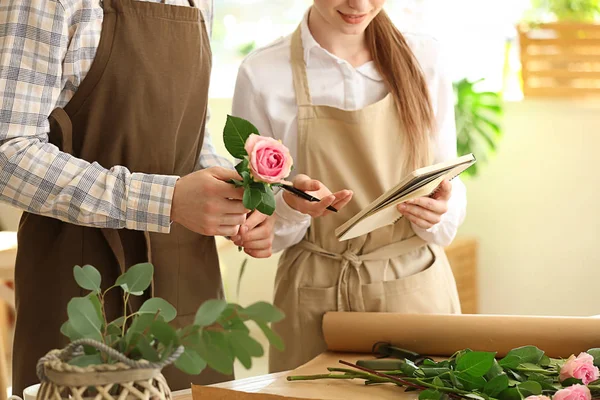 Young florists working in shop — Stock Photo, Image