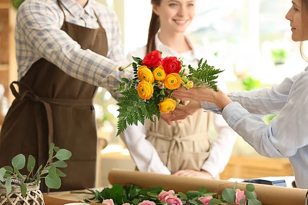 Woman buying bouquet in flower shop — Stock Photo, Image