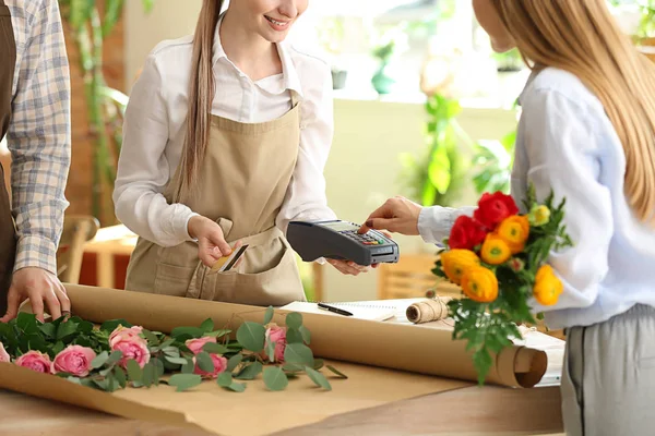 Woman paying for order in flower shop — Stock Photo, Image