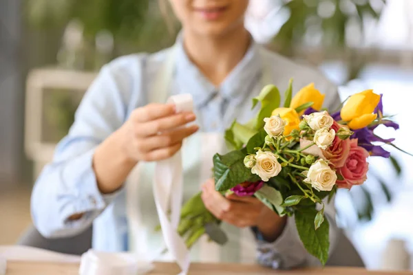 Florista fazendo belo buquê na loja — Fotografia de Stock