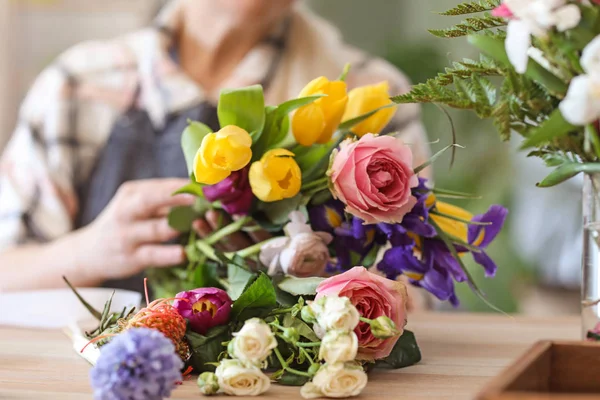 Mooi boeket op tafel in bloemenwinkel — Stockfoto
