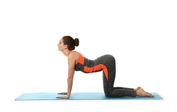 Mujer deportiva practicando yoga sobre fondo blanco — Foto de Stock