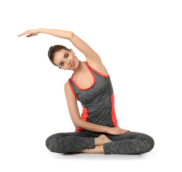 Mujer deportiva practicando yoga sobre fondo blanco — Foto de Stock