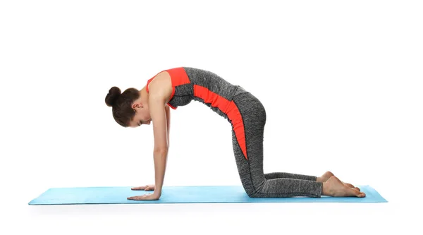 Sportig kvinna utövar yoga på vit bakgrund — Stockfoto