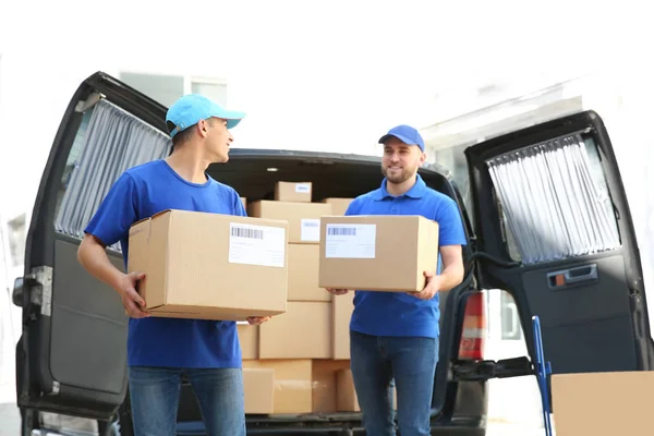 Entrega de homens transportando caixas para o cliente — Fotografia de Stock