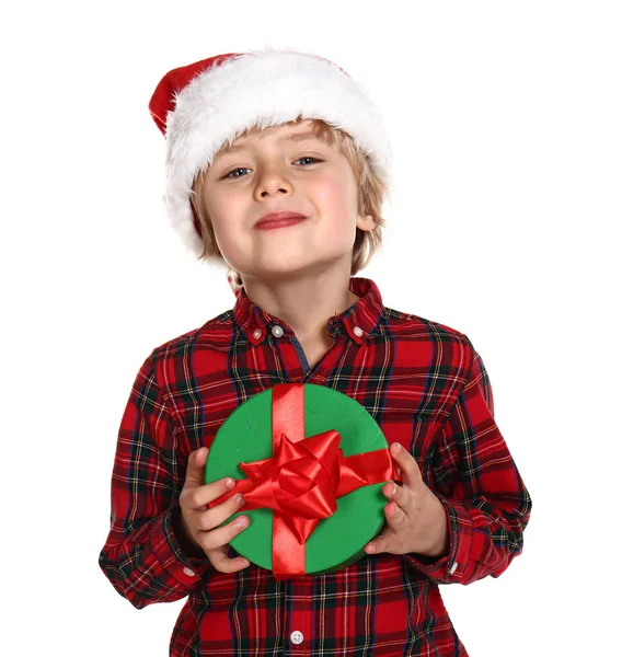 Menino bonito com presente de Natal no fundo branco — Fotografia de Stock