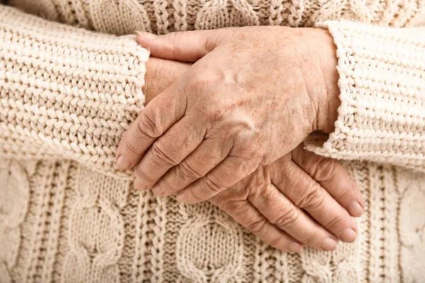 Mani di donna anziana, primo piano Fotografia Stock