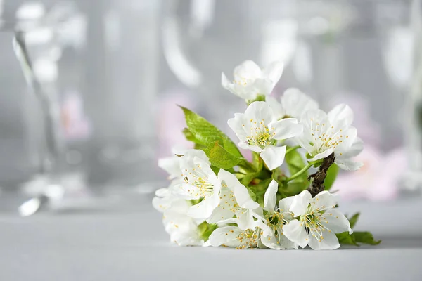 Hermosas flores blancas en la mesa —  Fotos de Stock