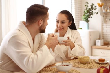 Mutfakta kahvaltı alan sevimli genç çift