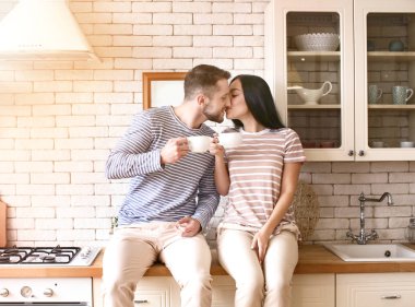 Sevimli genç çift mutfakta çay içme