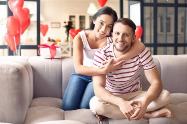 Sevgililer Günü'nde evde Mutlu genç çift