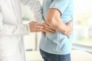 Klinikte erkek hastayı muayene eden ürolog