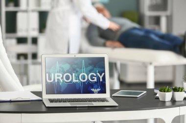 Doktorun ofisinde ekranda kelime Ürolojisi ile Dizüstü Bilgisayar