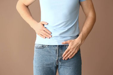 Renk arka planda ürolojik hastalığı olan adam