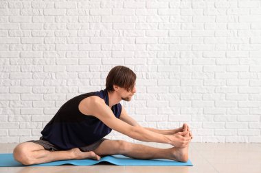 Sportif adam pratik Yoga kapalı