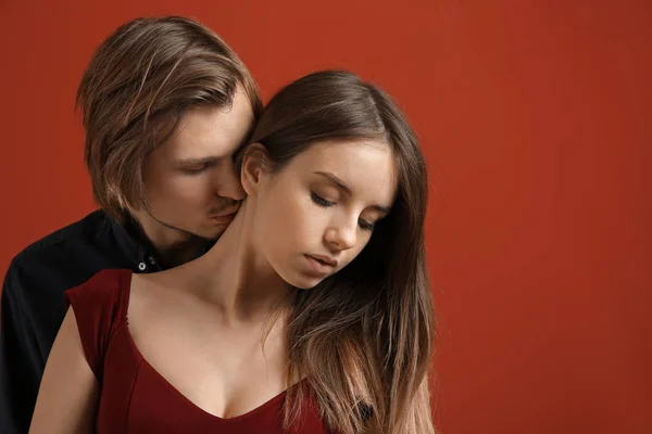 Amare giovane coppia su sfondo di colore — Foto Stock