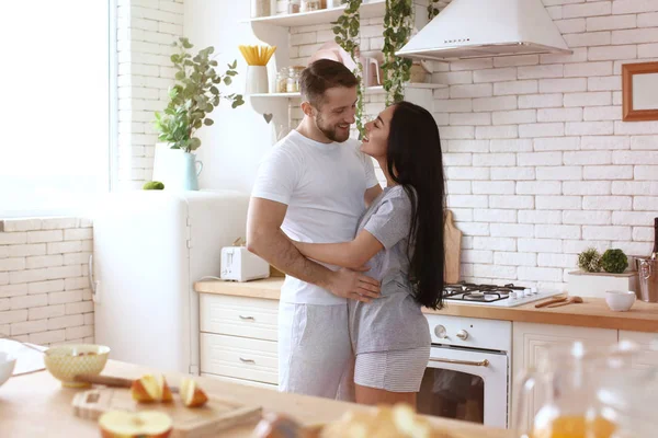 Утро прекрасной молодой пары на кухне — стоковое фото