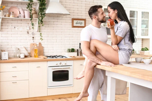 Manhã de belo jovem casal na cozinha — Fotografia de Stock