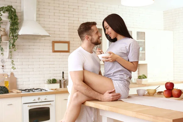 Rano pięknej młodej pary w kuchni — Zdjęcie stockowe